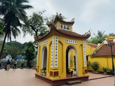 A small yellow temple that you can see in the complex when you visit the Tran Quoc Pagoda